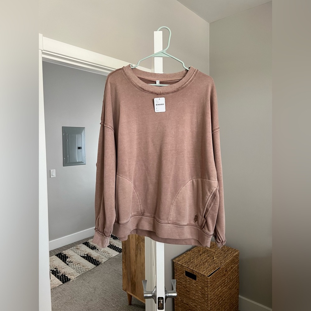 Free people movement mauve sweatshirt with pockets, never worn size S.